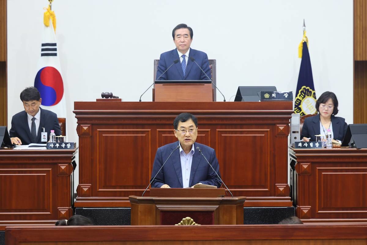 주낙영 경주시장이 20일 경주시의회 본회의장에서 열린 제299회 경주시의회 임시회 제1차 본회의에서 민선 9기 시정 운영 방향을 담은 첫 시정연설을 하고 있다./경주시