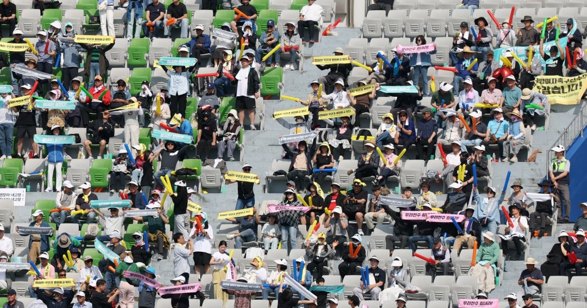 지난 5월 경기 수원시 수원종합운동장에서 열린 2025-2026 아시아축구연맹(AFC) 여자 챔피언스리그(AWCL) 결승 북한 내고향여자축구단과 도쿄 베르디의 경기에서 국내 민간단체가 구성한 공동 응원단이 열띤 응원을 하고 있다. / 뉴스1