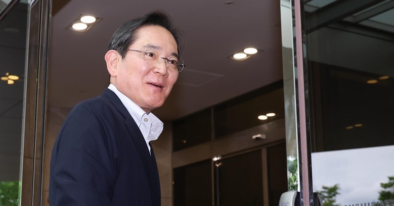 이재용 삼성전자 회장이 7일 서울 강서구 김포비지니스항공센터에 도착, '억만장자들의 여름 캠프'로 불리는 미국 선밸리 콘퍼런스 참석을 위해 이동하고 있다. 2026.7.7/뉴스1