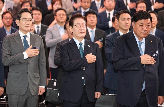 이재명 대통령과 이재용 삼성전자 회장, 서정진 셀트리온 회장이 2일 충남 아산에서 열린 충청권 첨단산업 발전비전 국민보고회에서 국민의례를 하고 있다. 2026.7.2/뉴스1