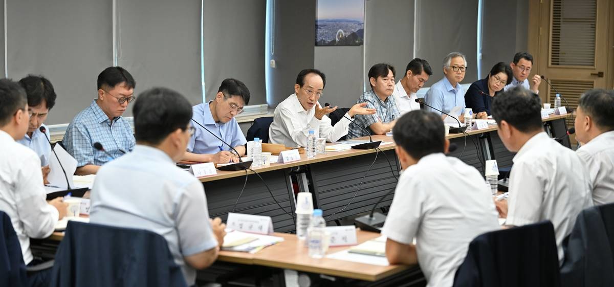 20일 대구시청 산격청사에서 추경호 대구시장이 간부회의를 주재하고 있다./대구시