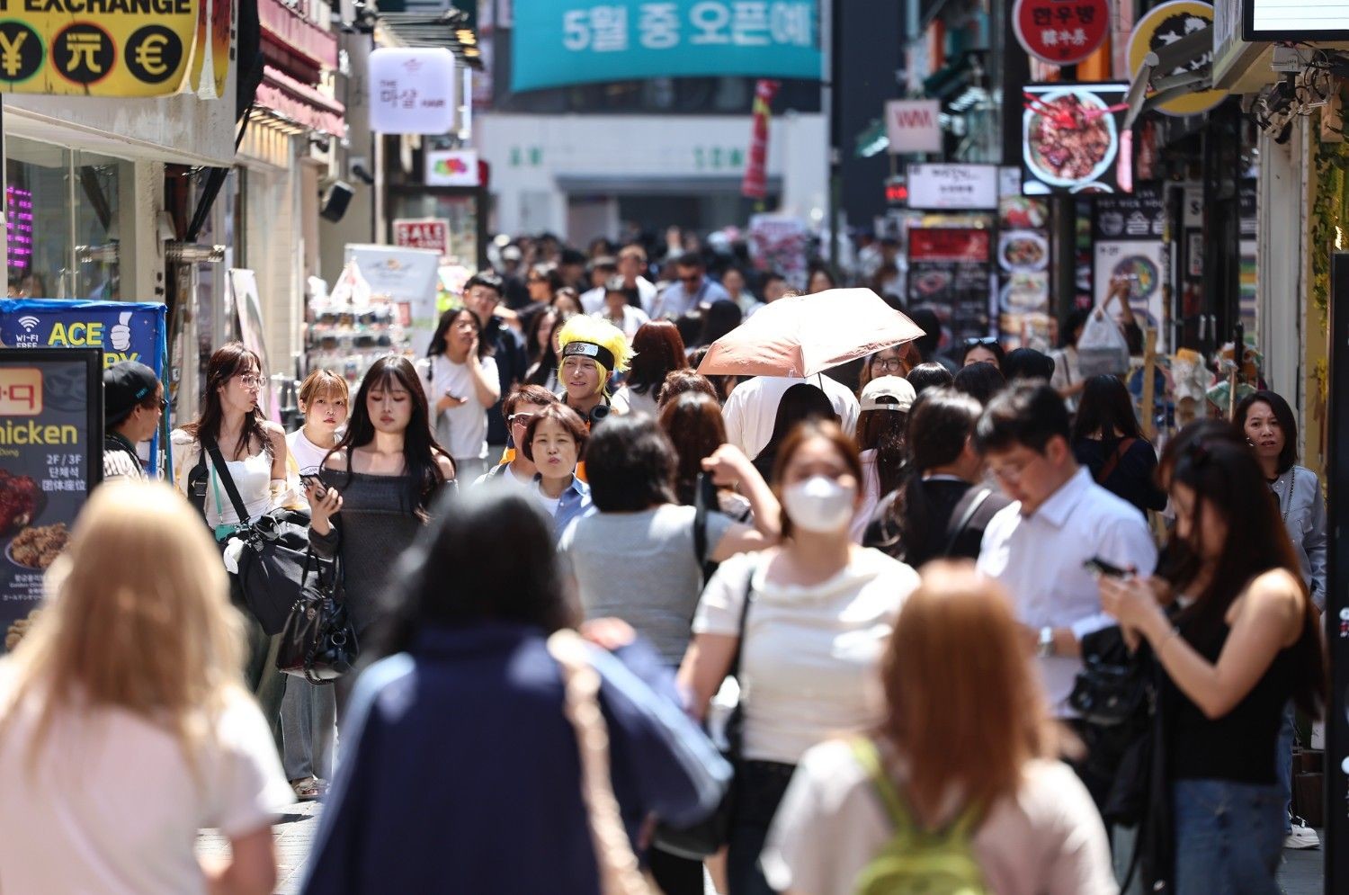 서울 명동 거리를 국내외 관광객과 시민들이 오가고 있다. / 뉴스1
