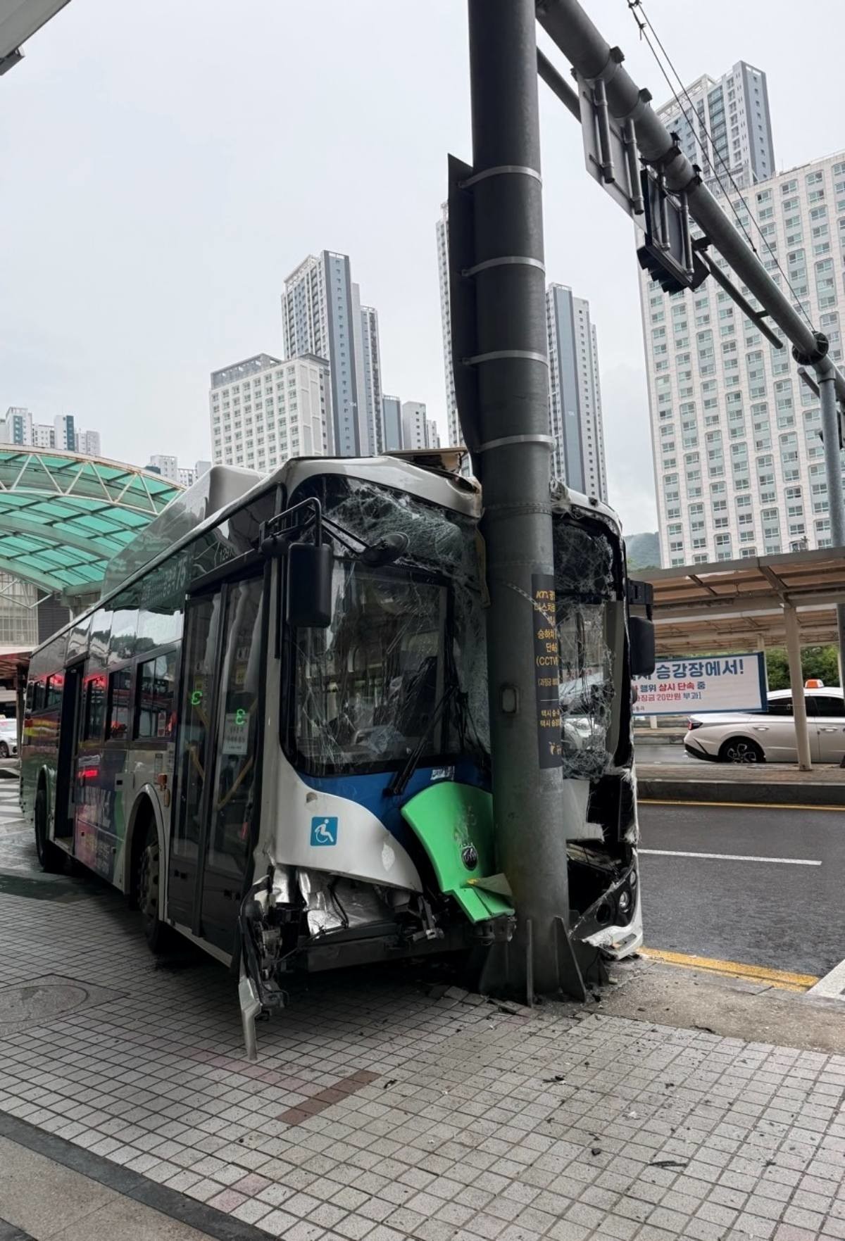 20일 오전 경기 광명시 KTX 광명역 3번 출구 앞 인도로 돌진한 시내버스가 역사 구조물을 들이받은 채 멈춰 서 있다. / 경기도소방재난본부 제공, 뉴스1