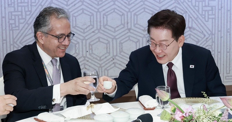 이재명 대통령과 세르지오 마타렐라 이탈리아 대통령, 이재용 삼성전자 회장, 존 엘칸 페라리 회장이 11일(현지시각) 이탈리아 로마 대통령궁에서 열린 국빈만찬에서 대화를 하고 있다. 2026.6.12 / 뉴스1