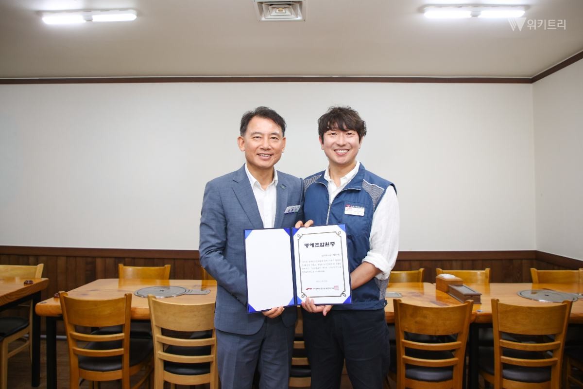 최현덕 남양주시장(좌측)이 고영선 공무원노조 남양주시지부장(우측)에게 명예 조합원증을 전달받고 있다