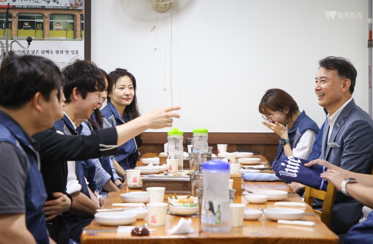 최현덕 시장이 노조 임원진과 오찬을 함께하며 자유롭게 의견을 나누고 있다