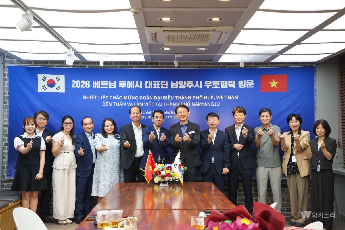 최현덕 시장과 후에 대표단이 기념촬영을 하고 있다