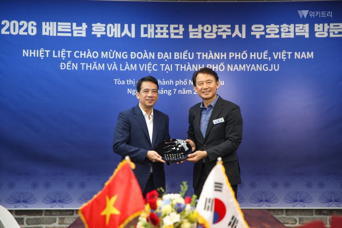 최현덕 시장이 ‘매화병제도’를 재현한 나전칠기 쟁반을 기념품으로 전달하고 있다