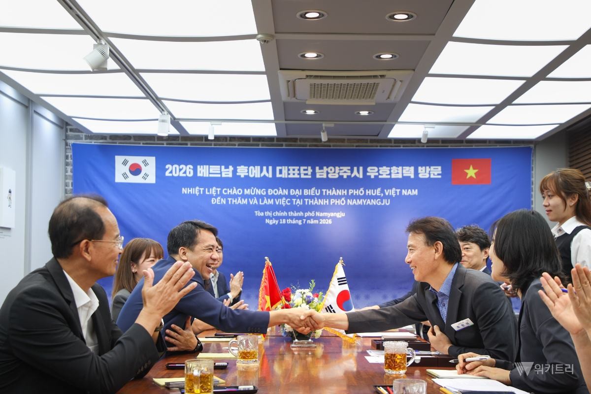 최현덕 남양주시장(우측)이 쩐 흐우 투이 장 부인민위원장(좌측)과 악수하고 있다