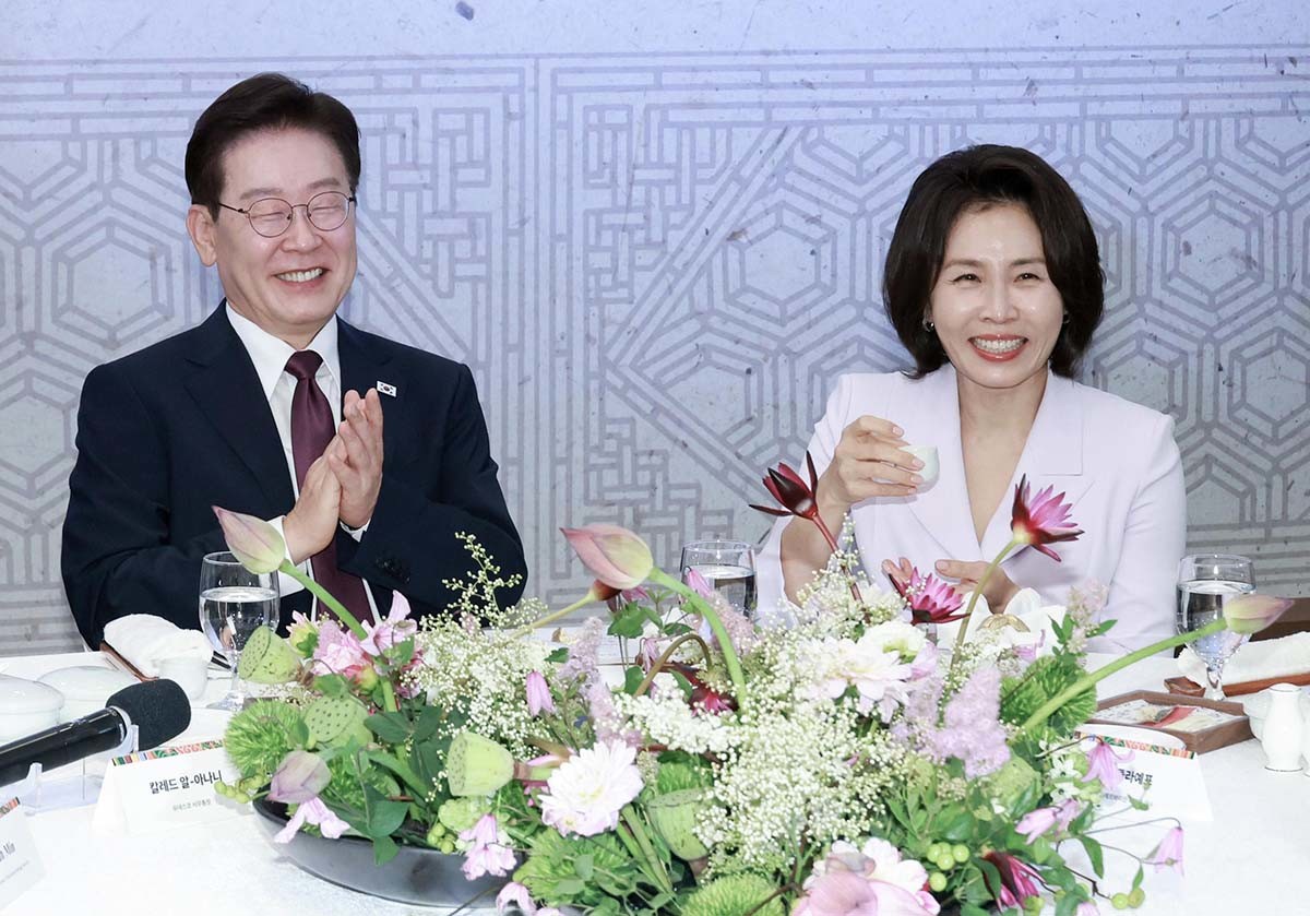 이재명 대통령과 김혜경 여사가 19일 부산에서 열린 제48차 유네스코 세계유산위원회 내빈 만찬에서 미소를 짓고 있다. / 뉴스1 (청와대통신사진기자단)