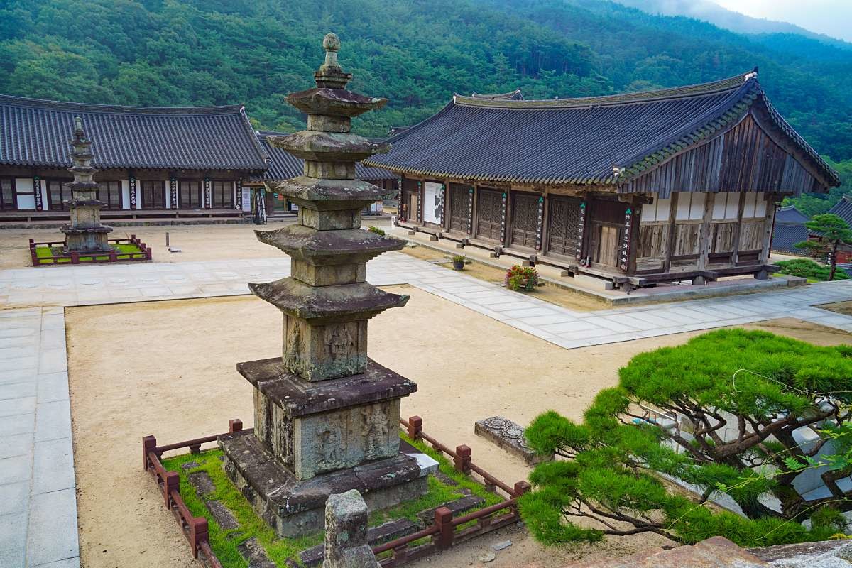 화엄사 석탑과 보제루. / 연합뉴스