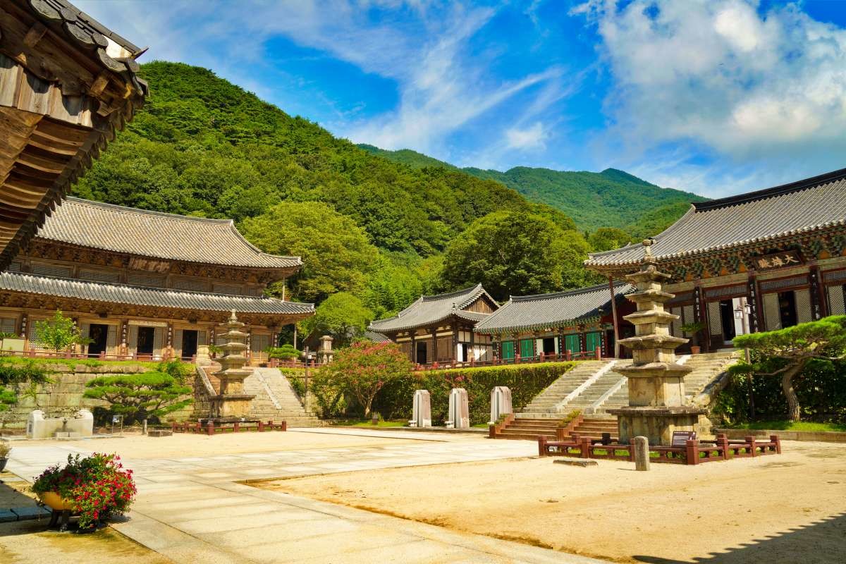 화엄사 각황전과 대웅전. / 연합뉴스