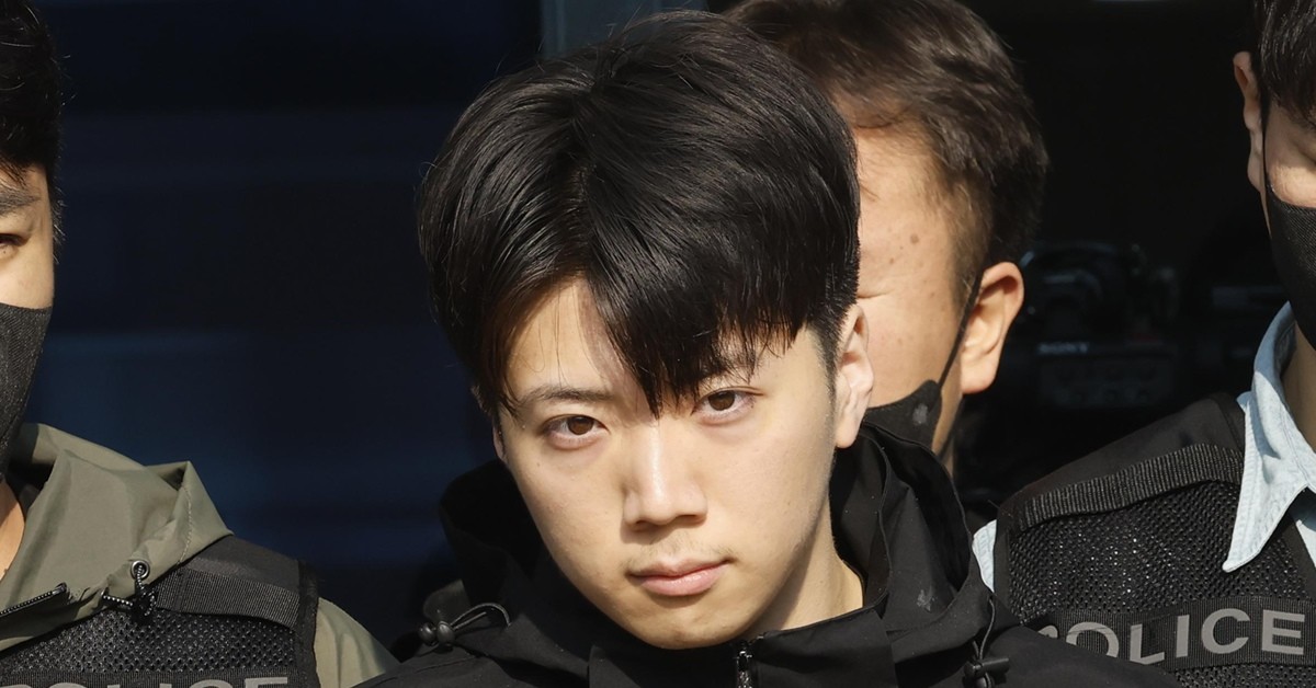 광주 도심에서 일면식도 없는 10대 여고생을 살해한 장윤기 씨가 14일 오전 광주 서부경찰서에서 검찰로 송치되고 있다. / 뉴스1