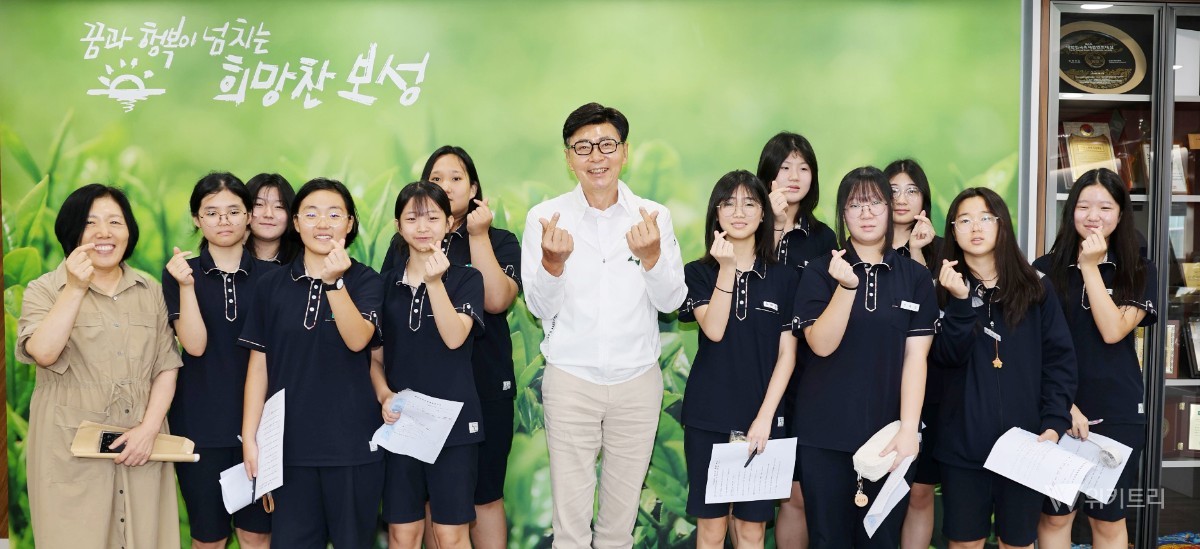 보성군은 지난 20일 보성여자중학교 학생 10명이 '마을 연계 체험학습' 프로그램의 일환으로 군청을 직접 방문하여, 공공기관의 역할과 행정 시스템을 눈으로 보고 배우는 현장 체험을 성공적으로 진행했다. / 보성군