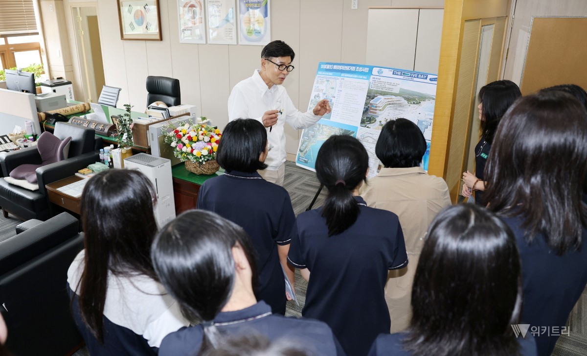 보성군은 지난 20일 보성여자중학교 학생 10명이 '마을 연계 체험학습' 프로그램의 일환으로 군청을 직접 방문하여, 공공기관의 역할과 행정 시스템을 눈으로 보고 배우는 현장 체험을 성공적으로 진행했다. / 보성군