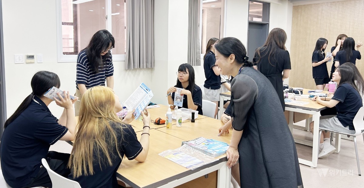 광주여자대학교(총장 이선재) 간호학과는 최근 정광고등학교에서 성대하게 개최된 진로진학박람회에 전격 참여해, 고등학생들의 눈높이에 맞춘 다채롭고 내실 있는 간호학과 체험부스를 성공적으로 운영했다. / 광주여대