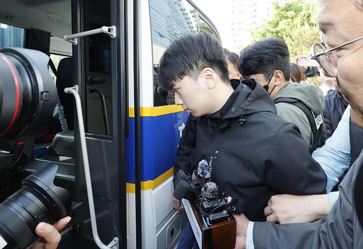 광주 도심에서 일면식도 없는 10대 여고생을 살해한 장윤기 씨가 지난 5월 14일 오전 광주 서부경찰서에서 검찰로 송치되고 있다 / 뉴스1