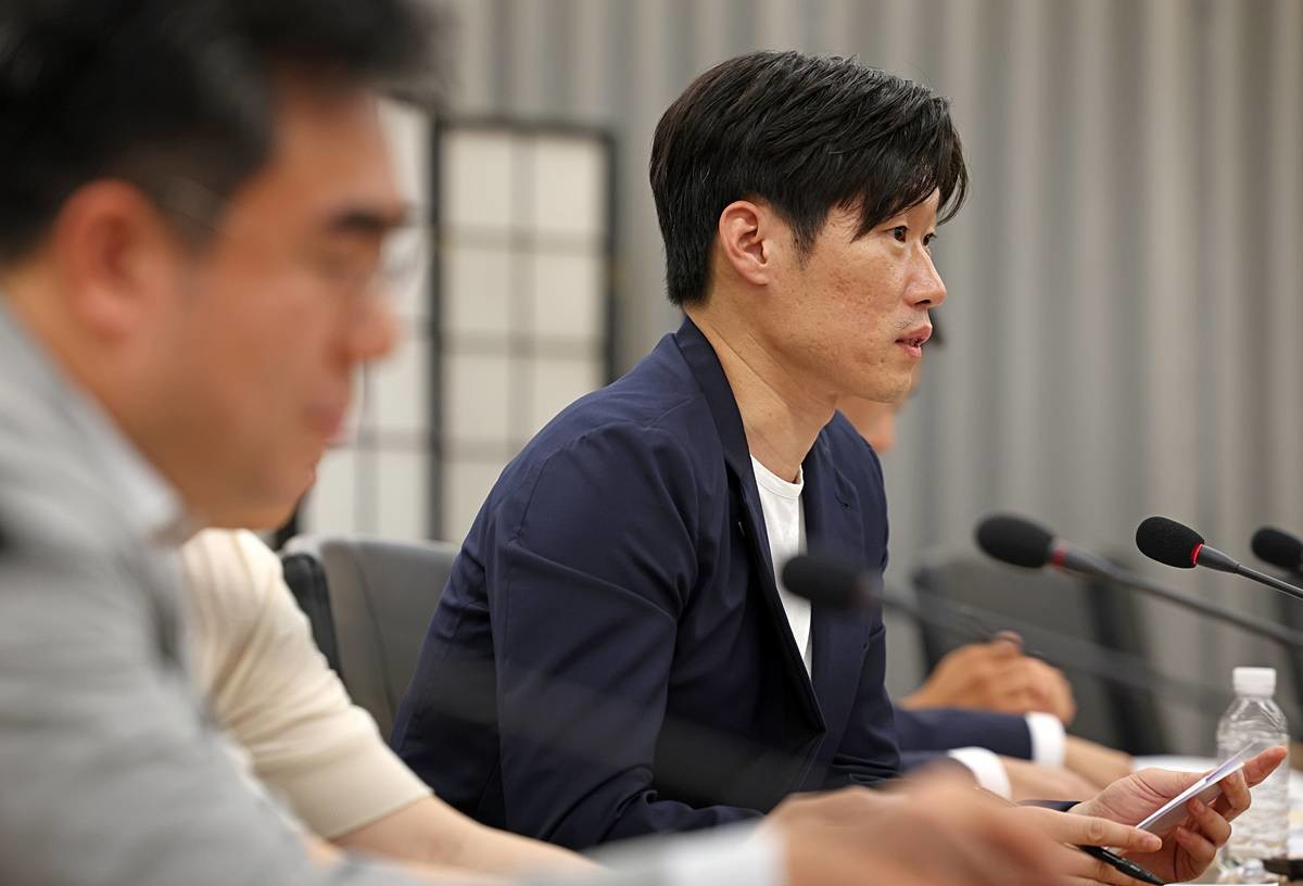 박지성 K-축구혁신위원회 공동위원장이 전날 오후 서울시 종로구 국립현대미술관 사무동에서 열린 K-축구 혁신위원회 3차 회의에서 발언하고 있다 / 문화체육관광부 제공, 뉴스1