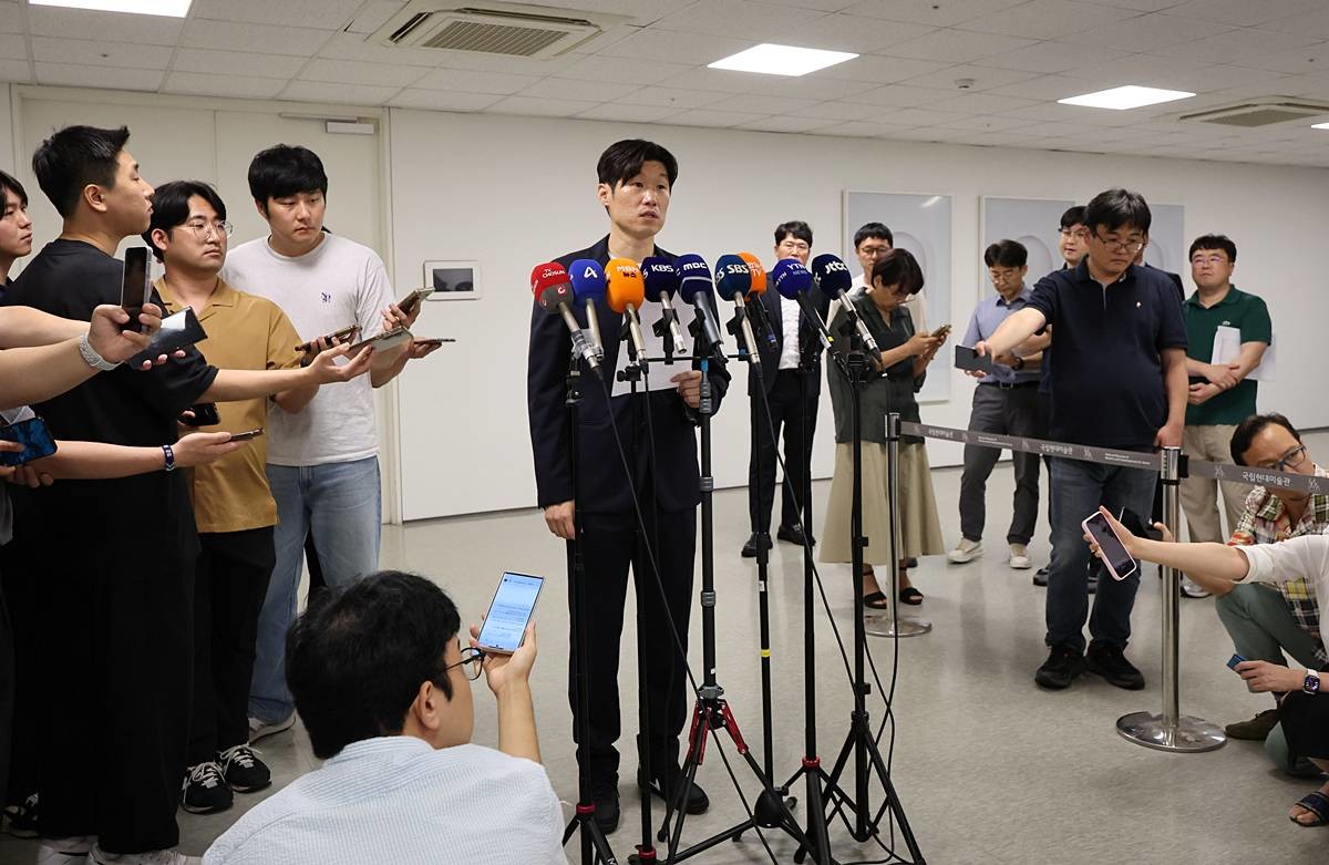 박지성 K-축구혁신위원회 공동위원장이 전날 오후 서울시 종로구 국립현대미술관 사무동에서 열린 K-축구 혁신위원회 3차 회의를 마친 뒤 브리핑을 하고 있다 / 뉴스1