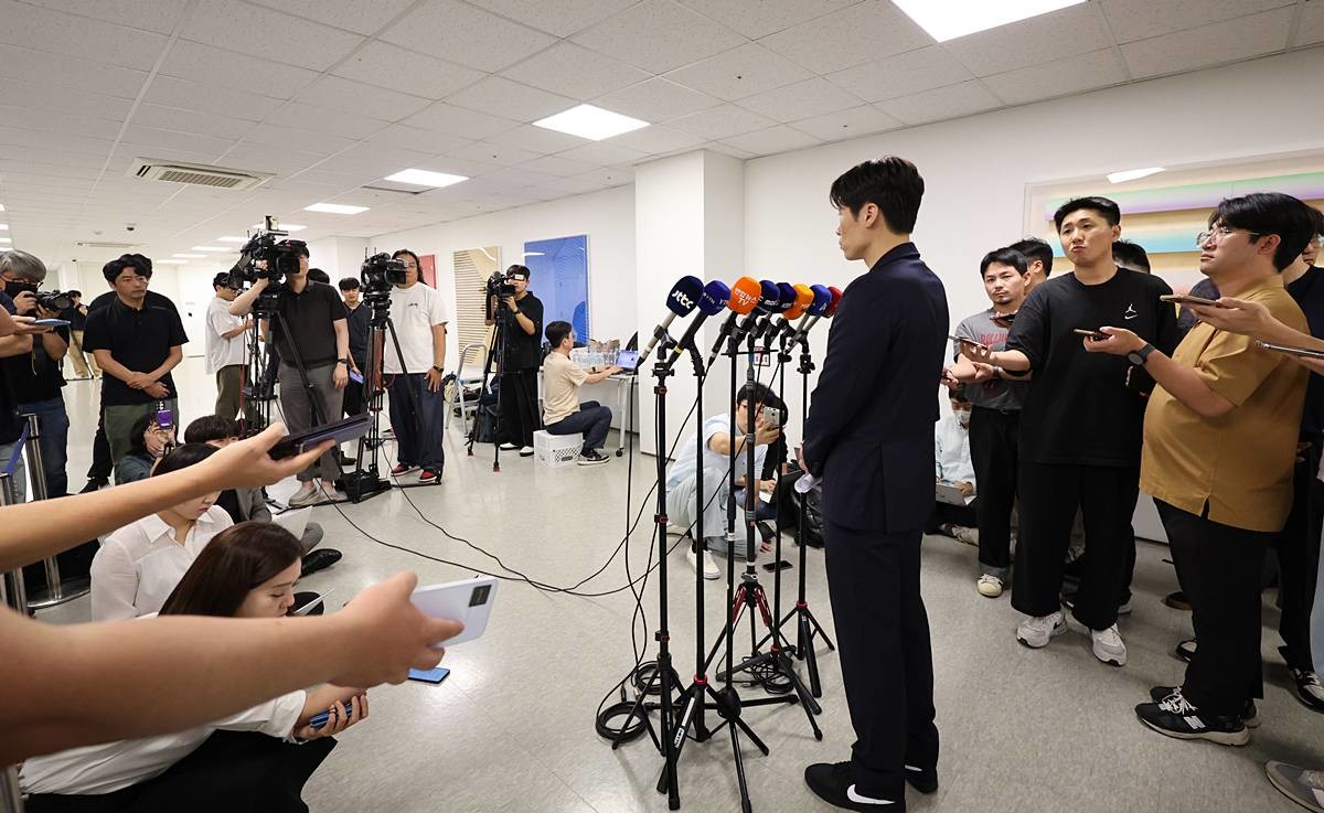 박지성 K-축구혁신위원회 공동위원장이 전날 오후 서울시 종로구 국립현대미술관 사무동에서 열린 K-축구 혁신위원회 3차 회의를 마친 뒤 브리핑을 하고 있다 / 뉴스1