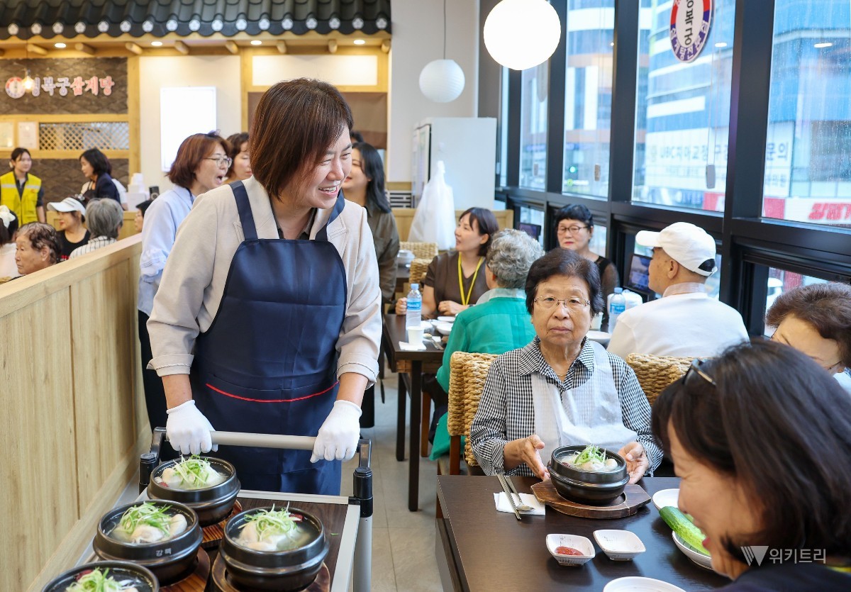 손화정 영종구청장, 복날 '삼계탕 배식 봉사' 동참