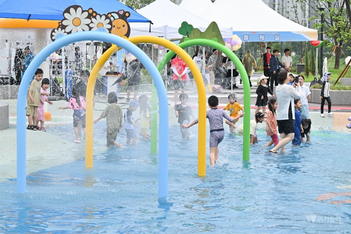 백영현 시장, '포천종합운동장 어린이 물놀이장' 개장 축하