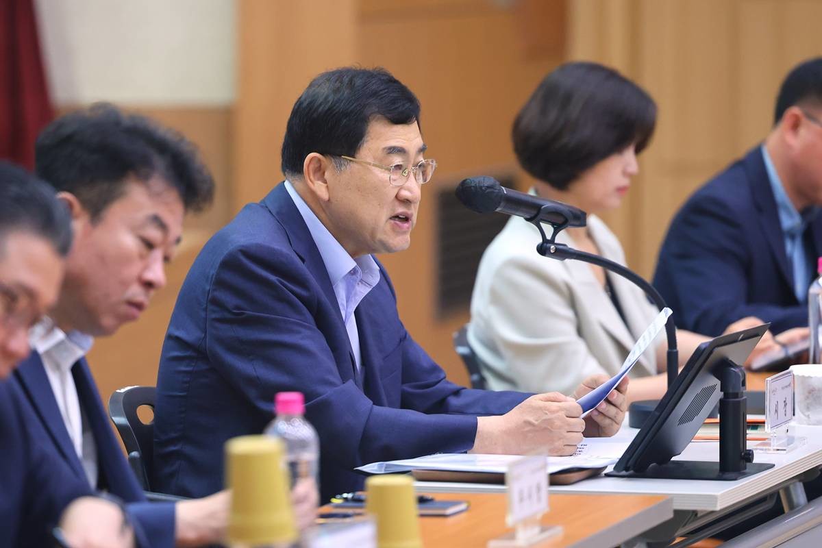주낙영 경주시장이 21일 시청 알천홀에서 열린 민선9기 첫 확대간부회의를 주재하며 하반기 핵심 현안의 속도감 있는 추진과 시민이 체감하는 성과 창출을 당부하고 있다./경주시
