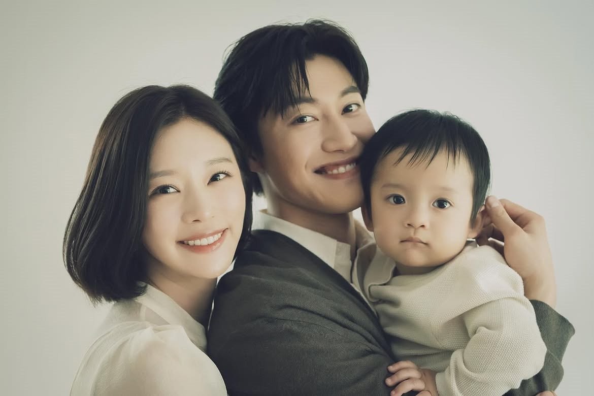 '눈물의 여왕'에서 홍수철 역을 맡은 곽동연과 아내 천다혜 역의 이주빈, 아들 홍건우 역의 구시우 사진. / 곽동연 인스타그램