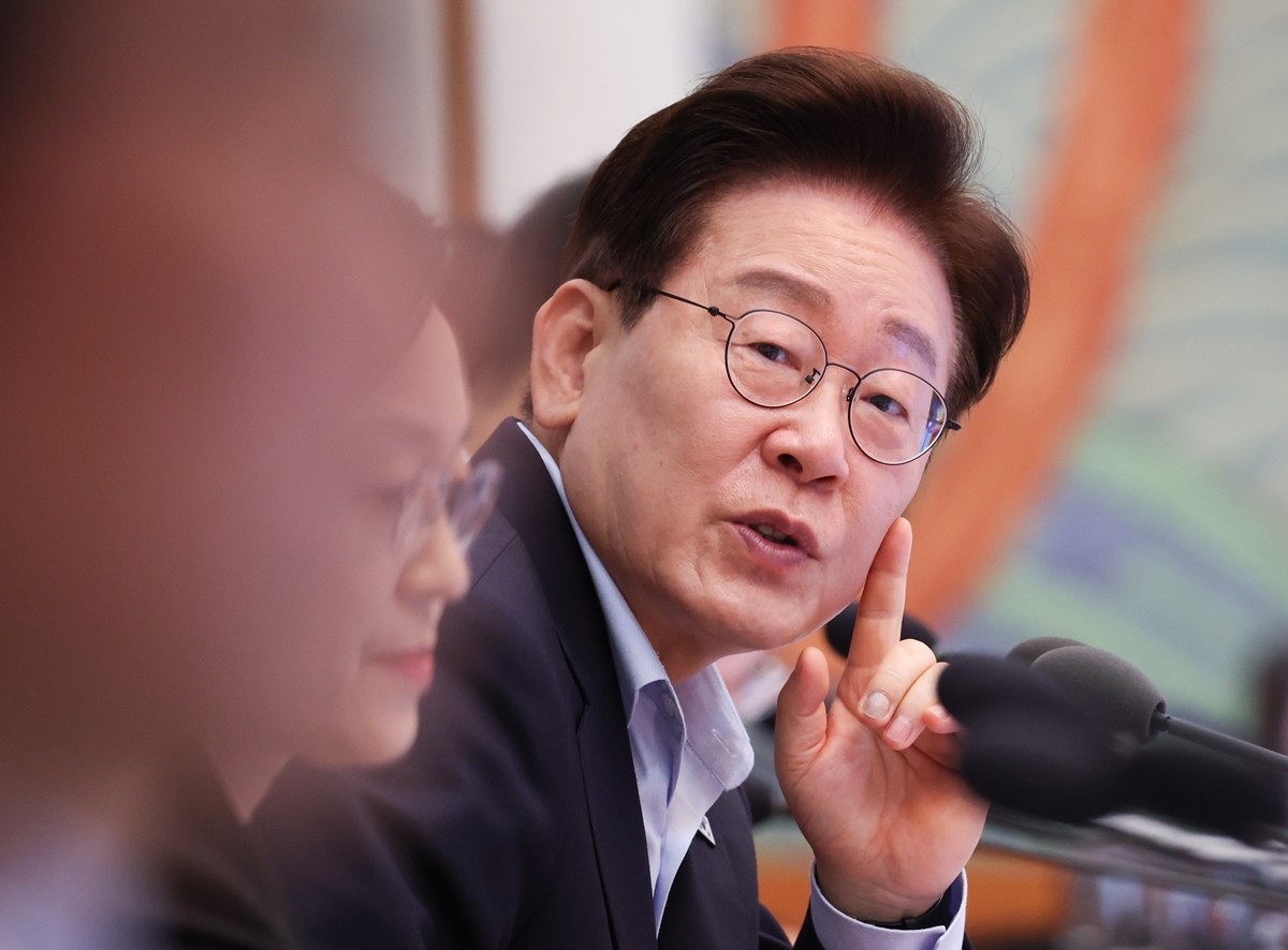 이재명 대통령이 21일 청와대에서 열린 국무회의에서 발언을 하고 있다. 기사 이해를 돕기 위한 자료 사진. 이재명 대통령이 '불법과 편법이 동원되는 부동산 불로소득이 우리 사회의 공정과 상식을 파괴하고 국민 통합을 저해하는 가장 큰 주범이 됐다'라고 지적했다. 이 대통령은 21일 청와대에서 주재한 국무회의에서 '우리 사회가 직면한 심각한 문제 중 하나이자, 해결하기 쉽지 않은 문제가 부동산'이라며 이렇게 밝혔다. / 뉴스1