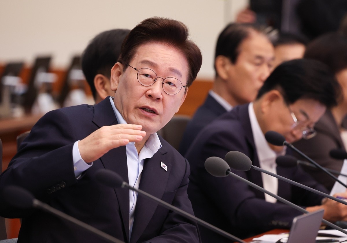 이재명 대통령이 21일 청와대에서 열린 국무회의에서 발언을 하고 있다. 기사 이해를 돕기 위한 자료 사진. 이재명 대통령이 '불법과 편법이 동원되는 부동산 불로소득이 우리 사회의 공정과 상식을 파괴하고 국민 통합을 저해하는 가장 큰 주범이 됐다'라고 지적했다. 이 대통령은 21일 청와대에서 주재한 국무회의에서 '우리 사회가 직면한 심각한 문제 중 하나이자, 해결하기 쉽지 않은 문제가 부동산'이라며 이렇게 밝혔다. / 뉴스1