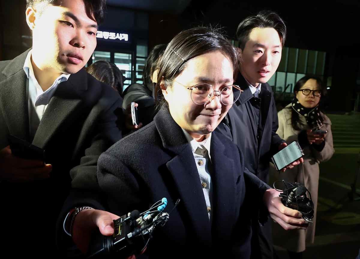 전직 매니저들에게 갑질을 했다는 등의 의혹에 휩싸인 개그우먼 박나래가 지난 2월 밤 서울 강남경찰서에서 피고발인 조사를 마치고 나오고 있다. / 뉴스1
