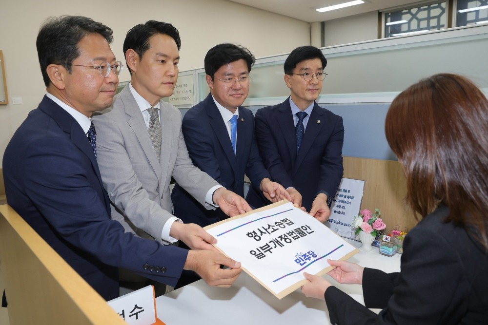 김승원·김한규·박상혁·이해식 민주당 형사소송법 개정 TF 의원이 9일 서울 여의도 국회 의안과에 형사소송법 일부개정법률안을 제출했다. / 뉴스