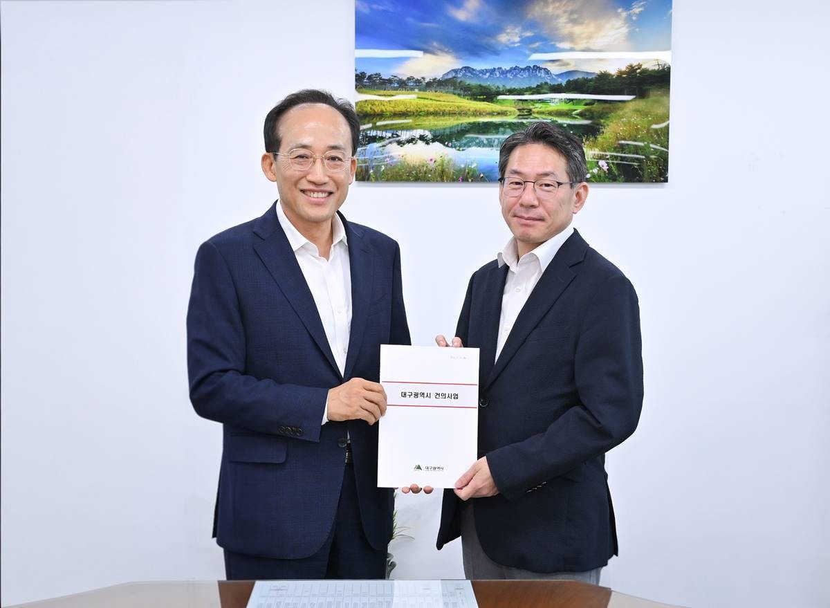 추경호 대구시장(왼쪽)이 지난 20일 조용범 기획예산처 신임 차관과 면담 후 기념촬영을 하고 있다./대구시