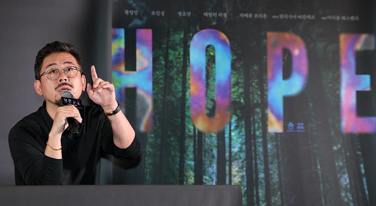 나홍진 감독이 지난 6일 오후 서울 강남구 메가박스 코엑스에서 열린 영화 '호프'(HOPE) 언론시사회에 참석해 취재진 질문에 답변하고 있다 / 뉴스1