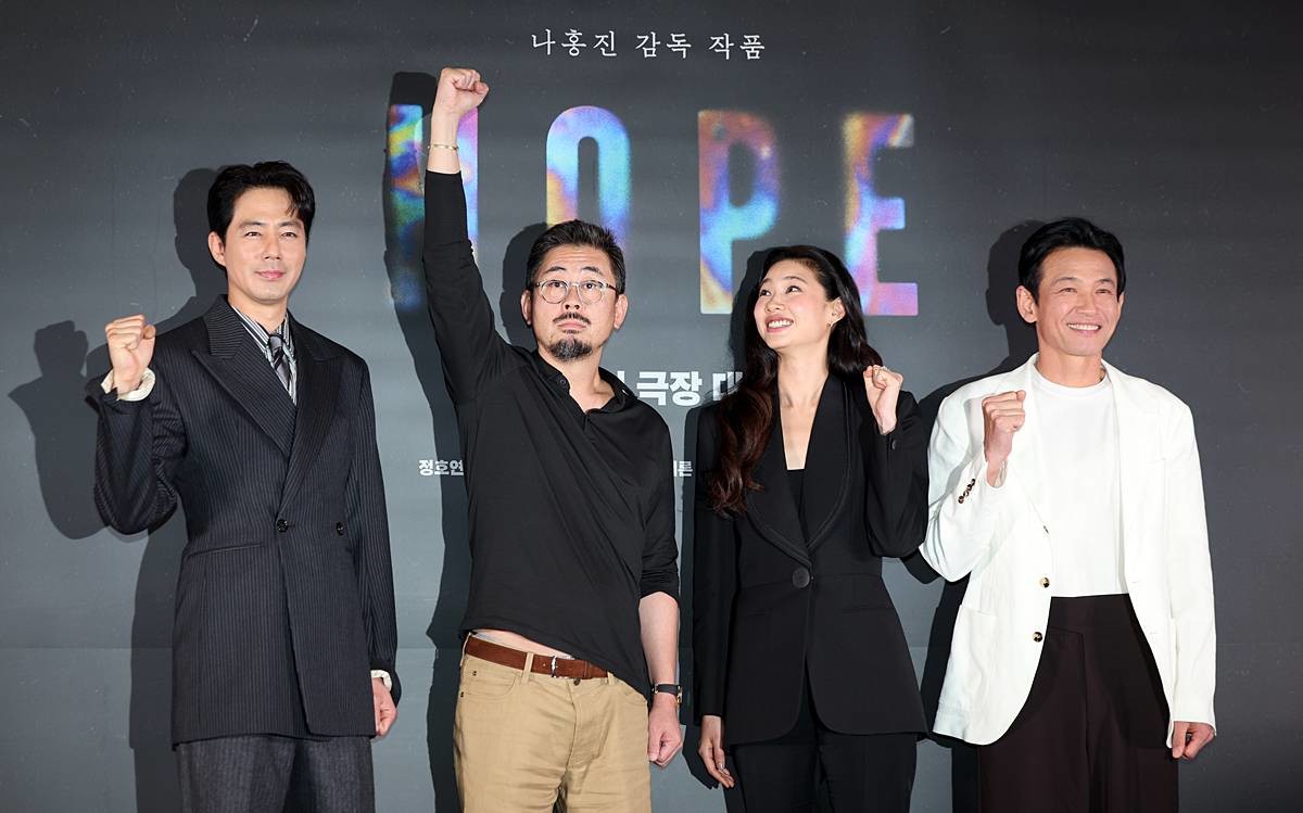 배우 조인성(왼쪽부터), 나홍진 감독, 배우 정호연, 황정민이 지난 6일 오후 서울 강남구 메가박스 코엑스에서 열린 영화 '호프'(HOPE) 언론시사회에 참석해 포즈를 취하고 있다 / 뉴스1