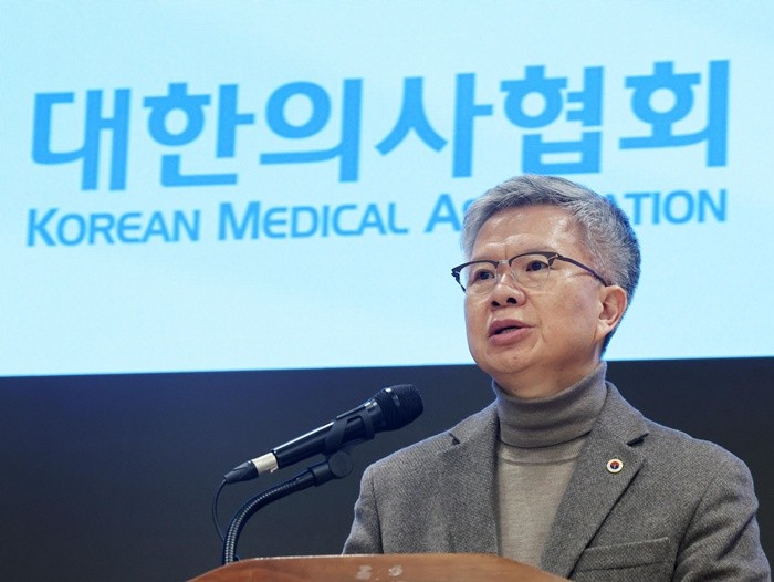 김택우 대한의사협회 회장이 10일 오후 서울 용산구 의협회관에서 정부의 의대 정원 증원 방안 등에 대한 입장을 밝히고 있다. 2026.2.10/뉴스1