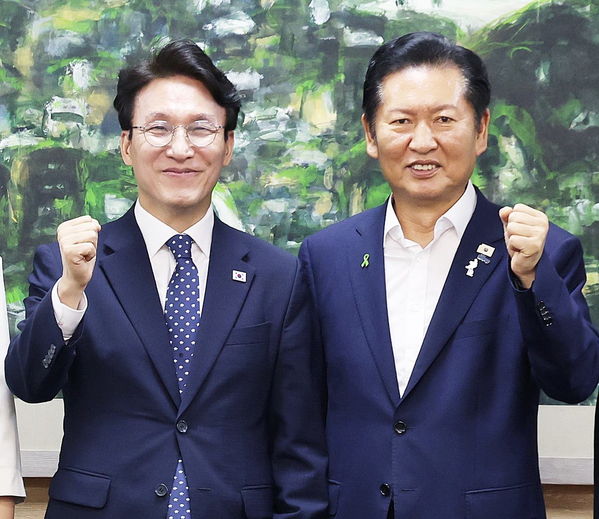 더불어민주당 당권에 도전하는 김민석, 정청래 후보가 21일 서울 중구 서울시의회에서 열린 당 대표 후보자 초청 간담회에 앞서 나란히 기념촬영을 하고 있다. 기사 이해를 돕기 위한 자료 사진. 서울 영등포경찰서는 지난 20일 정청래 전 대표의 차량을 공격한 신원 미상의 용의자를 재물손괴 등 혐의로 입건했다. 해당 용의자는 20일 오후 7시쯤 서울 여의도 민주당 당사에서 전당대회 예비경선 합동연설회를 마치고 출발하려던 정 후보 차량을 발과 도구 등으로 가격했다. 이로 인해 정 후보가 탄 차량 일부가 파손됐다. / 뉴스1