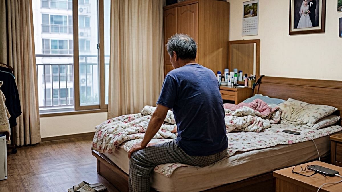 아침잠에서 깬 은퇴한 중년. 기사 내용 토대로 AI툴 활용해 제작한 자료사진.