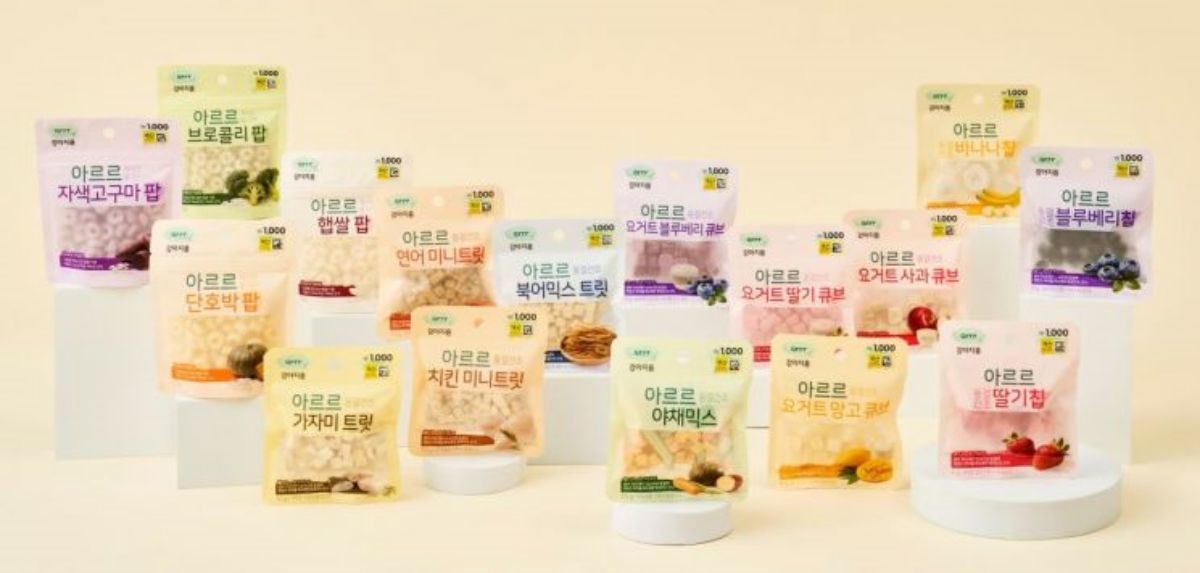 동원F&B의 반려동물 전문 브랜드 아르르가 전국 다이소 매장과 다이소몰에서 반려견용 '밥·꾸 간식' 16종을 선보인다고 20일 밝혔다. / 동원 제공.