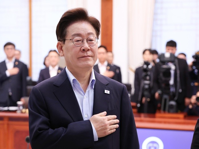 이재명 대통령이 21일 청와대에서 열린 국무회의에서 국민의례를 하고 있다. 2026.7.21/뉴스1