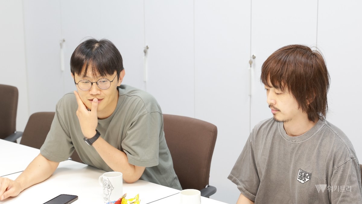 밴드 '브로콜리너마저'의 (왼쪽부터) 덕원, 동혁. / 위키트리