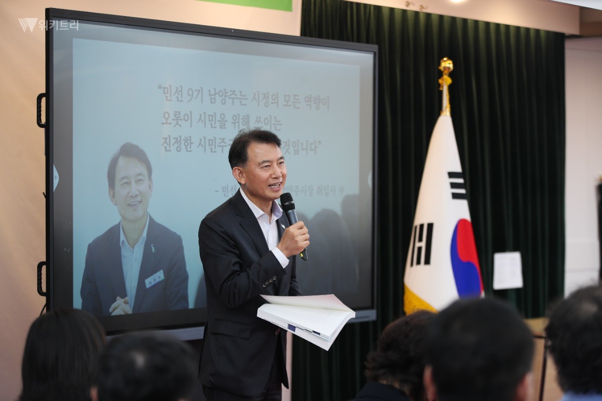 최현덕 시장이 ‘시민주권위원회 시민보고회’에서 ‘시민에게 드리는 약속’을 하고 있다