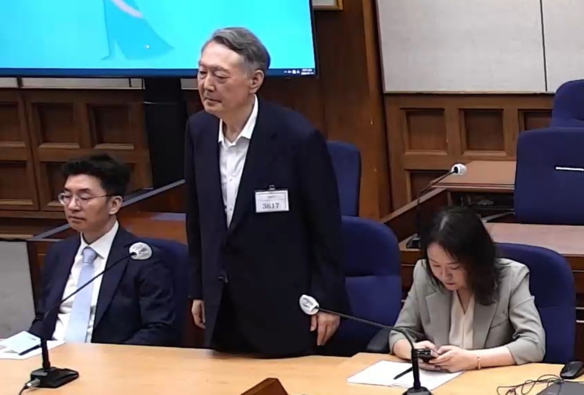정치 브로커 명태균 씨로부터 무상으로 여론조사를 받은 혐의로 기소된 윤석열 전 대통령이 지난 13일 서울 서초구 서울중앙지방법원에서 열린 1심 선고공판에서 선고 내용을 듣고 있다. / 뉴스1