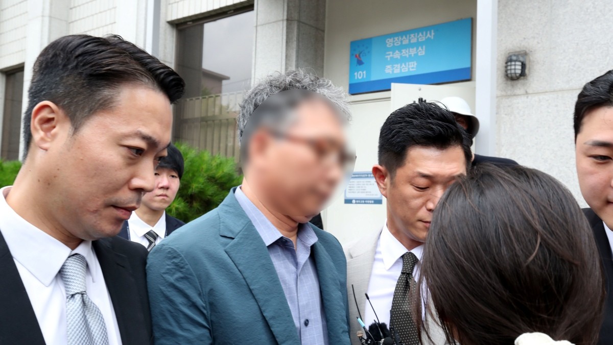 여고생 살해범 장윤기 사건 관련 초동 수사 축소·은폐 의혹을 받는 박 모 경정(광주 광산경찰서 전 형사과장)이 21일 오전 구속 전 피의자 심문(영장실질심사)을 마치고 법정을 나서고 있다. / 뉴스1