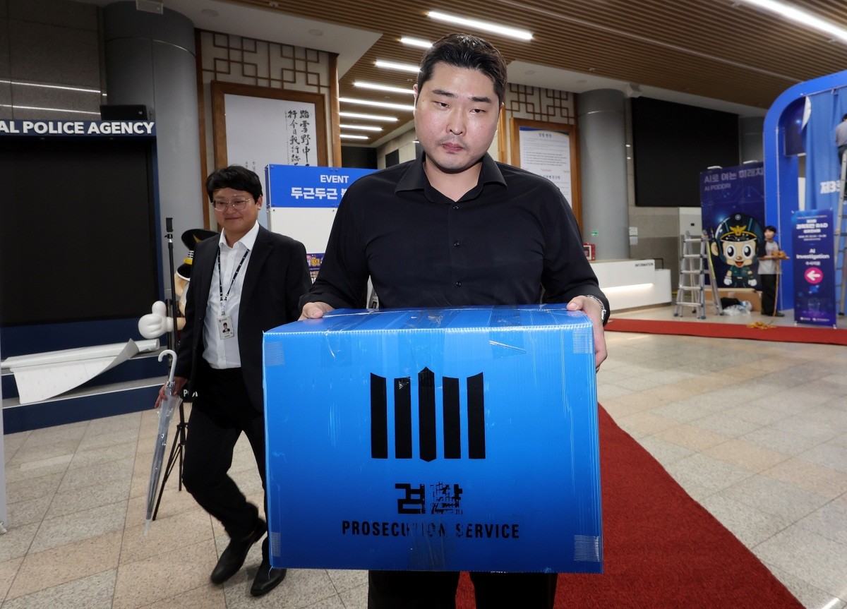 검찰 관계자들이 지난 21일 오후 장윤기 사건 부실 수사와 증거인멸 의혹 등을 규명하기 위해 서울 서대문구 경찰청 국가수사본부에 대한 압수수색을 마친 뒤 압수품을 들고 건물을 빠져나가고 있다. / 뉴스1