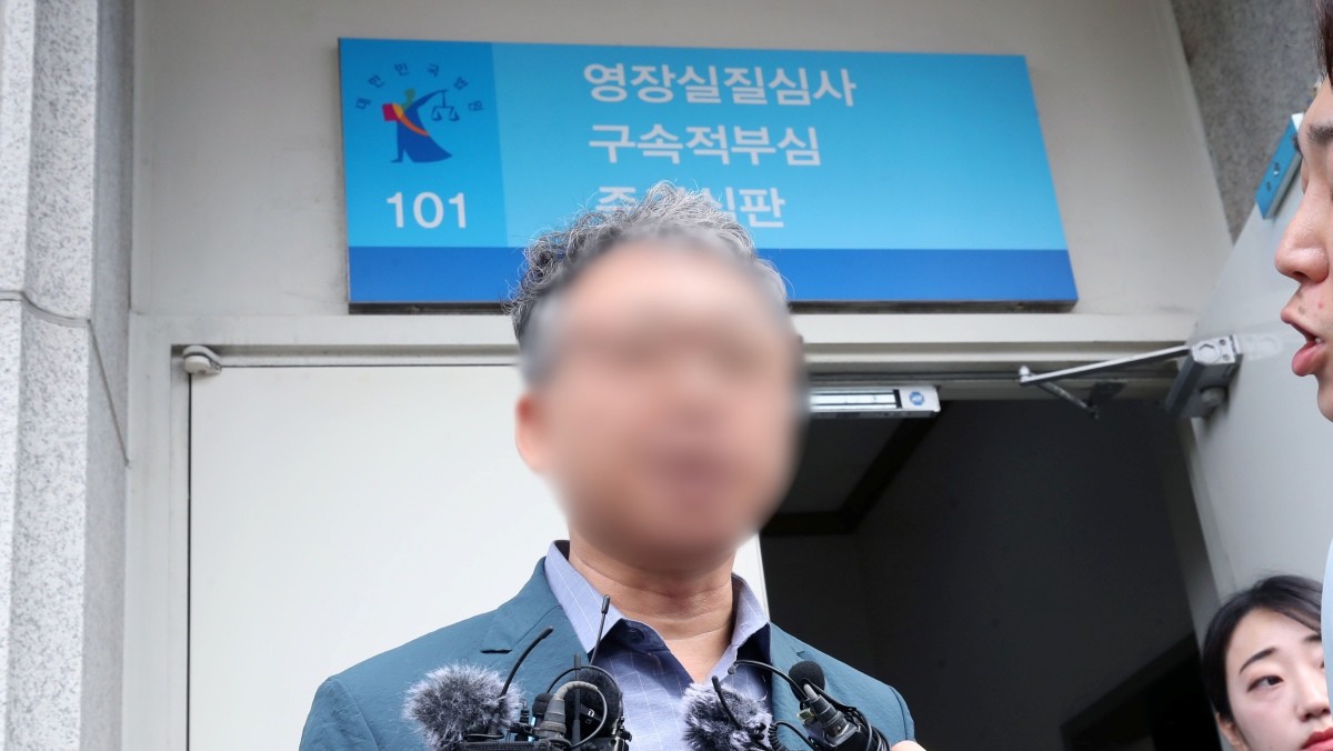 여고생 살해범 장윤기 사건의 초동 수사 축소·은폐 의혹을 받는 박 모 경정(광주 광산경찰서 전 형사과장)이 21일 오전 구속 전 피의자 심문(영장실질심사)을 받기 위해 광주지방법원에 들어서기 전 취재진 질문에 답변하고 있다. / 뉴스1
