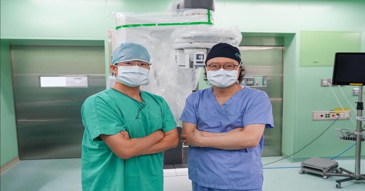 왼쪽.심장혈관흉부외과 정재준 교수, 위장관외과 이우용 교수 / 사진제공=해운대백병원