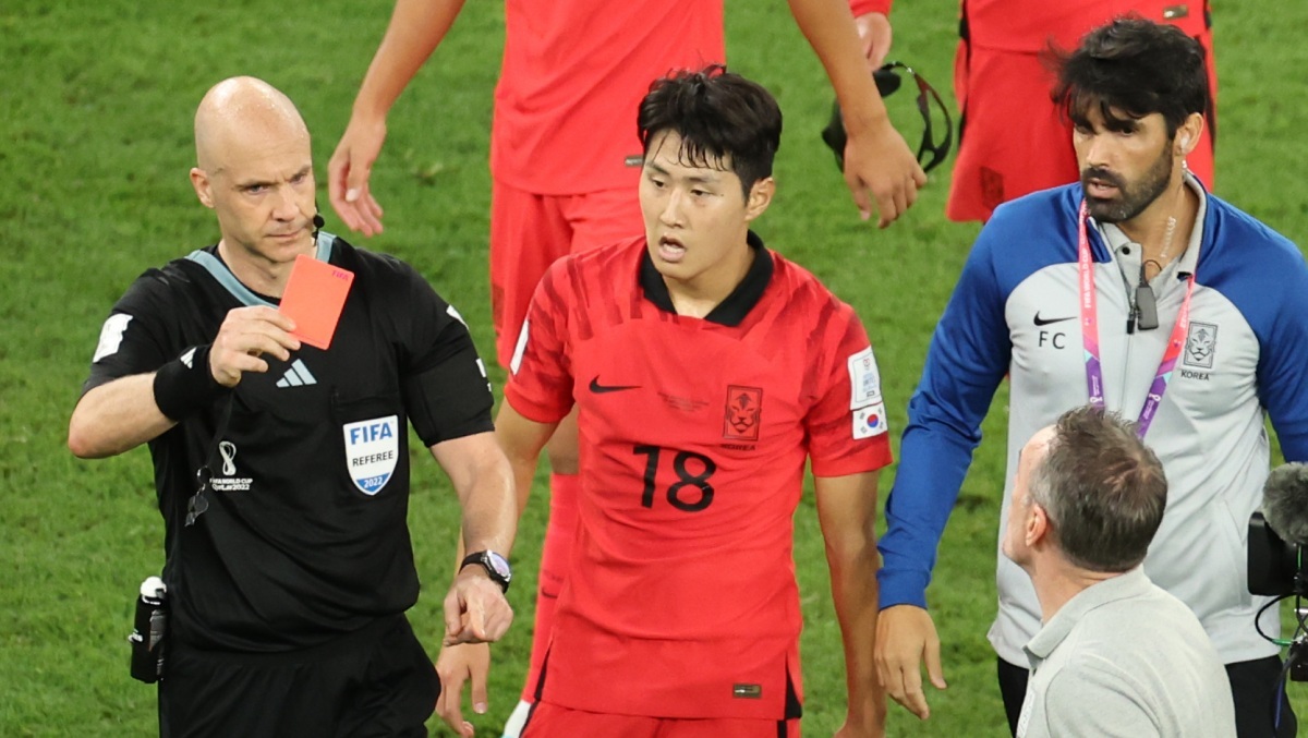 벤투에게 레드카드 꺼냈던 심판…돌연 은퇴 선언하며 한 말