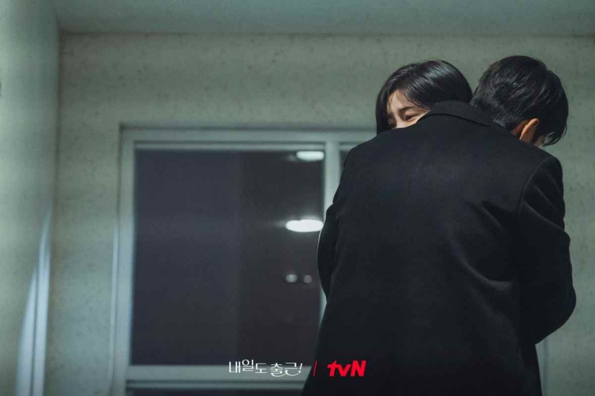 드라마 '내일도 출근!' 출연 배우 박지현과 서인국 / tvN