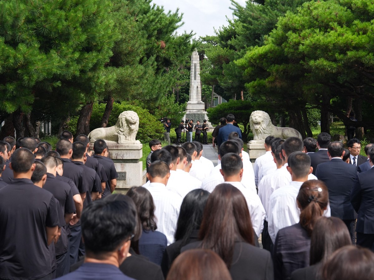 5·18민주화운동 조롱성 응원으로 논란을 빚은 서울 배재고 야구부원과 교사, 일부 학부모 등 80여 명이 6일 광주제일고에 사과 방문해 학생탑에 참배하고 있다. / 뉴스1